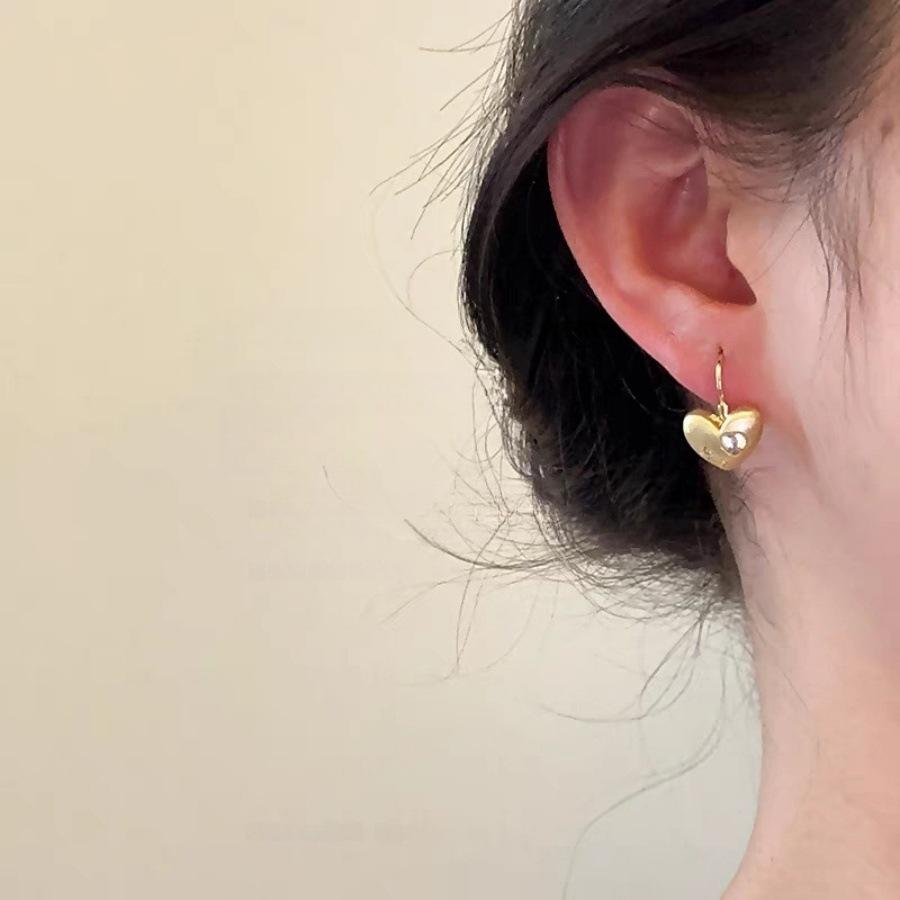 Metal brushed love earrings, niche design stud earrings, fashion temperament, versatile ear buckle earrings.
