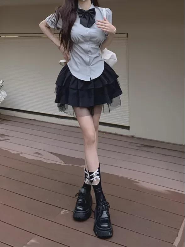 Dámská drobná černá áčková sukně s vysokým pasem přes boky - vysokoškolský styl, léto 2025