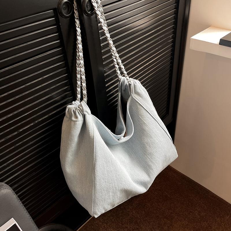 

Новая корейская версия большой емкости, сумка через плечо из денима с цепочкой, сумка-тоут для поездок на работу, высококачественная простая универсальная сумка подмышкой светло-синий