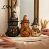 Set di Statuette di Zucca Rustiche 3 Pezzi Halloween Strega Gatto Cane Statue, Resina Fattoria Carine Espositori da Scaffale Autunnali Ornamenti per Autunno Ringraziamento,