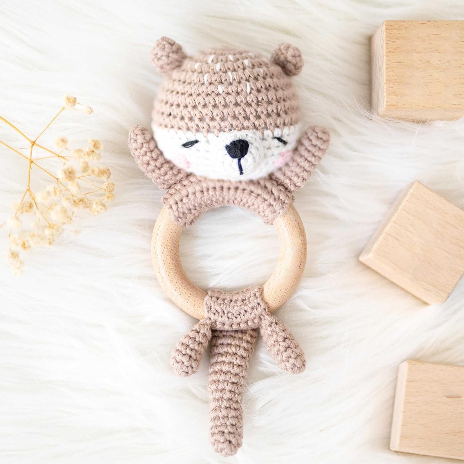 

Детская погремушка ручной работы из дерева и шерсти, вязаная крючком, успокаивающая игрушка для прорезывания зубов, ручная погремушка в подарок One Size