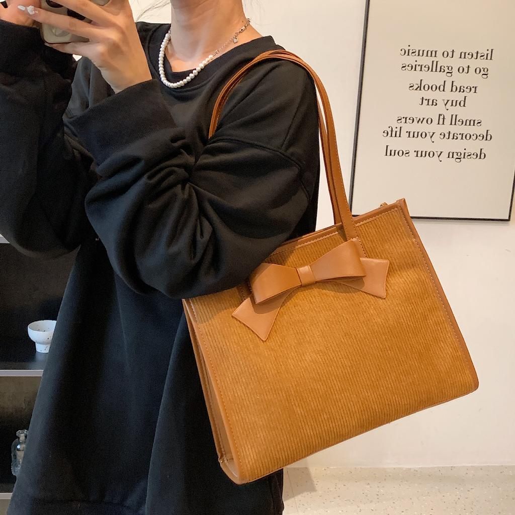Borsa Tote in Velluto di Grande Capacità da Donna, Borsa a Spalla Premium Retrò con Texture ad Arco per Pendolari