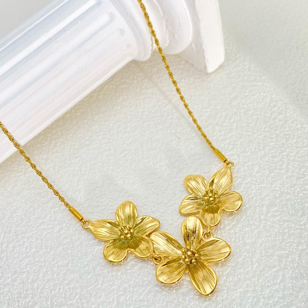 

18K Gold Stainless Steel Three-Flower Necklace: Elegant French-Style Titanium Jewelry