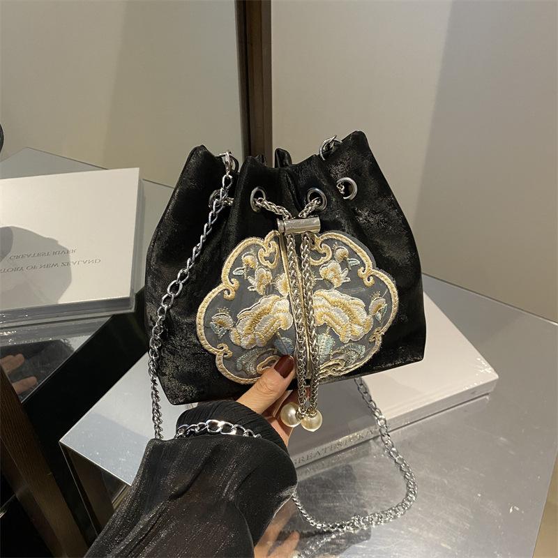 New Chinese bag women's 2025 new autumn and winter super fire versatile chain messenger bag popular national style portable bucket bag