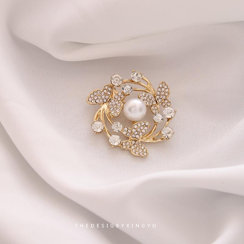 

Элегантная брошь-булавка в виде жемчужной бабочки – изысканный аксессуар для одежды