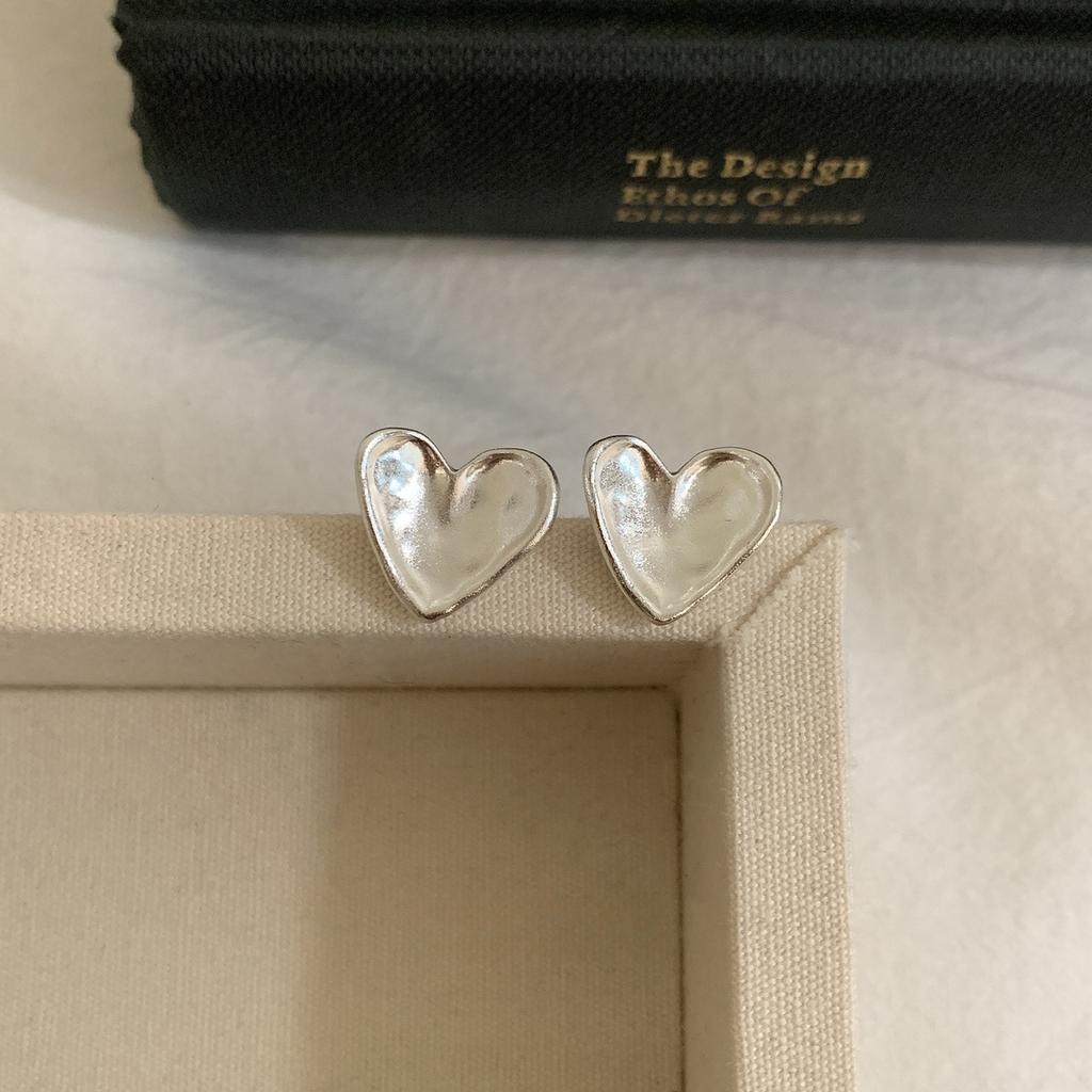 Design Metal Matte Love Stud Earrings Women 2025 Simple Earrings Sweet Earrings