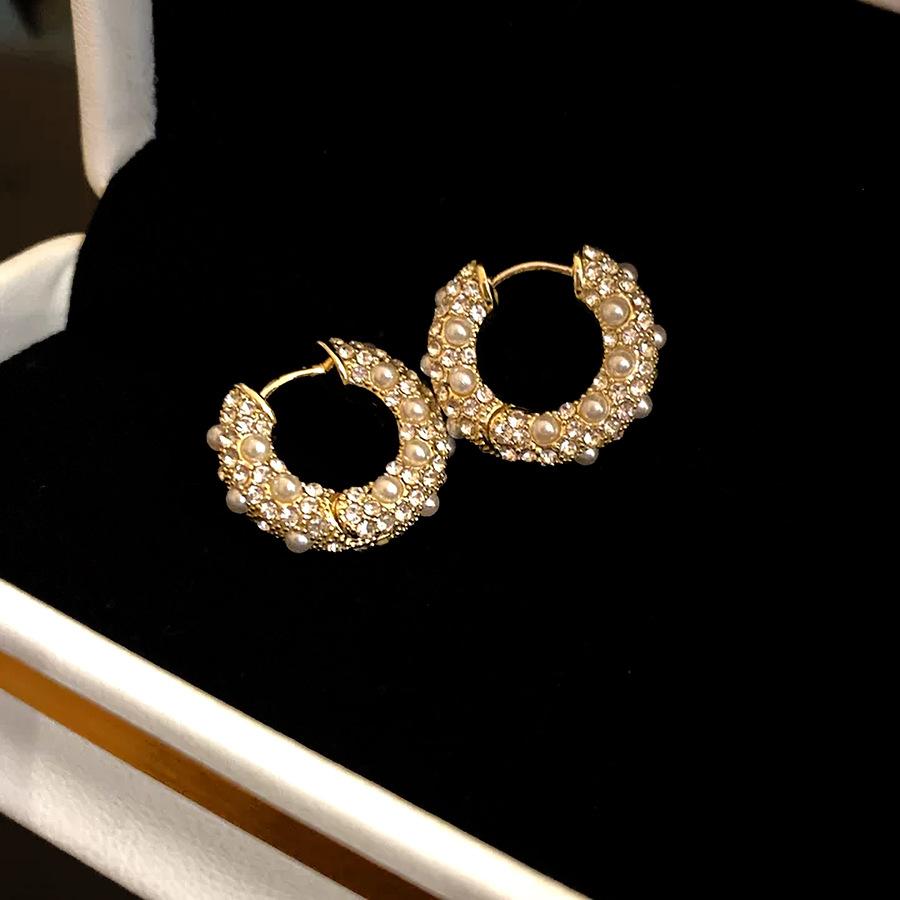 Retro diamond-encrusted pearl round ear buckle personalized design sense fashionable exquisite earrings light luxury high-end earrings
