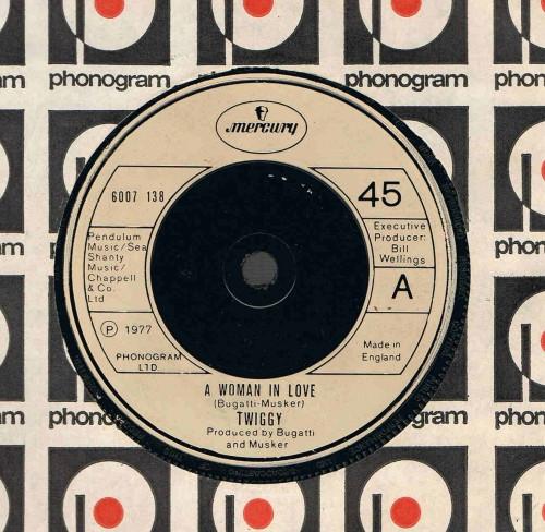 

7inch Record TWIGGY - A Woman In Love 6004138 Mercury 1977 UK Rock Used