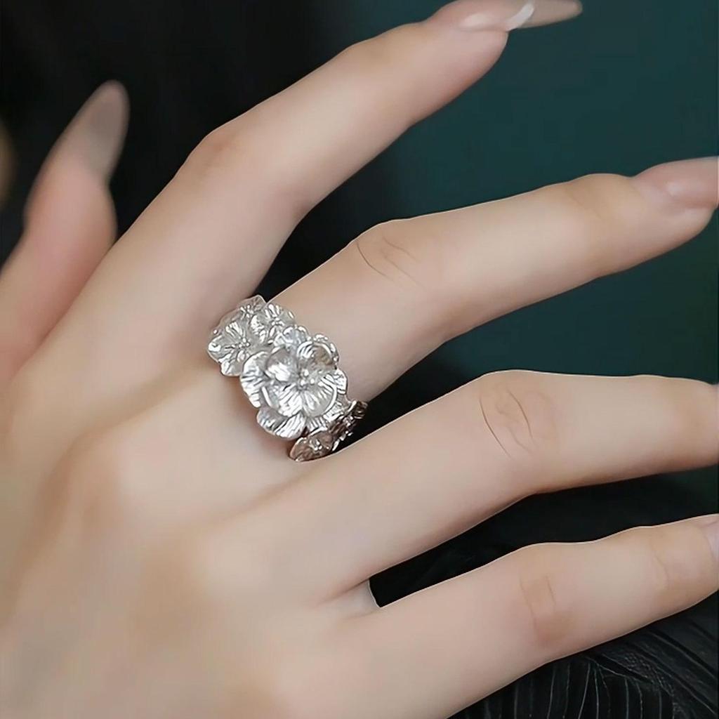 Elegant Adjustable Flower Petal Ring for Women - Retro, Court Style, Light Luxury, High-Class Feel, Perfect for Index Finger.