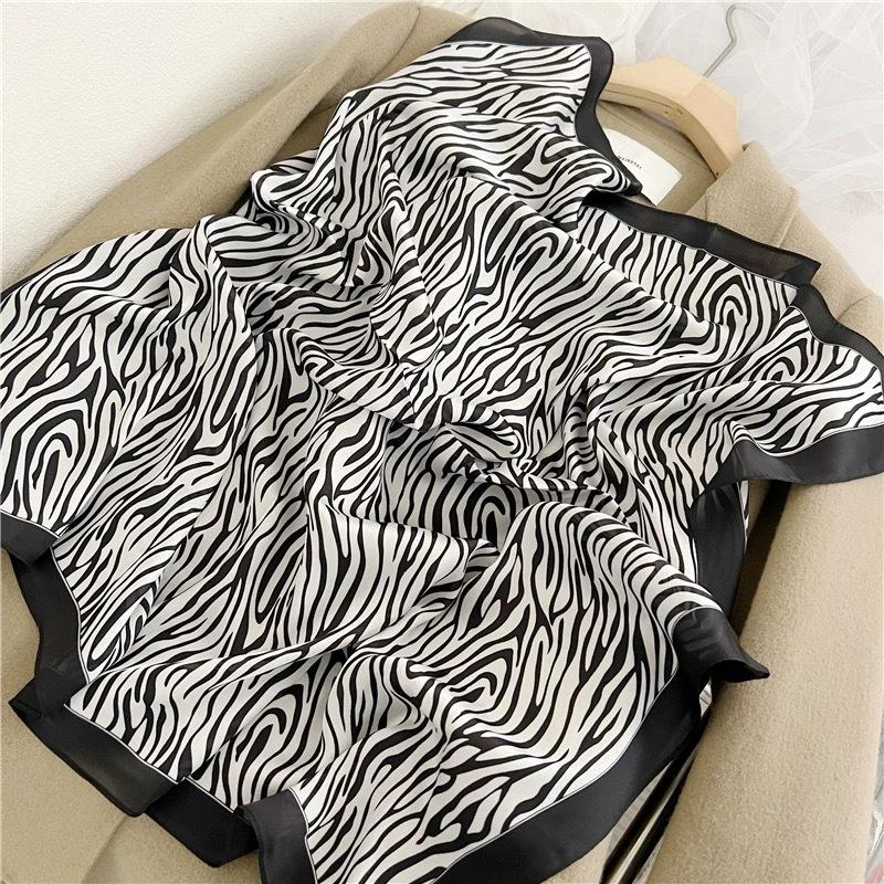 Schwarz-weiß gestreifter kleiner quadratischer Schal Seidenschal Damenkopftuch mit Hemd Professionelle Dekoration Nackenschutzschal Hals dünner Schal