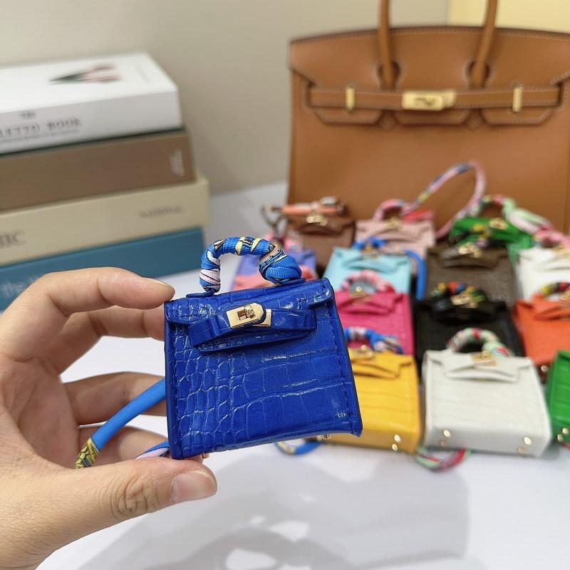 Mini Kelly bag pendant, crocodile pattern leather, cute miniature bag pendant, high-end car keychain, car pendant.