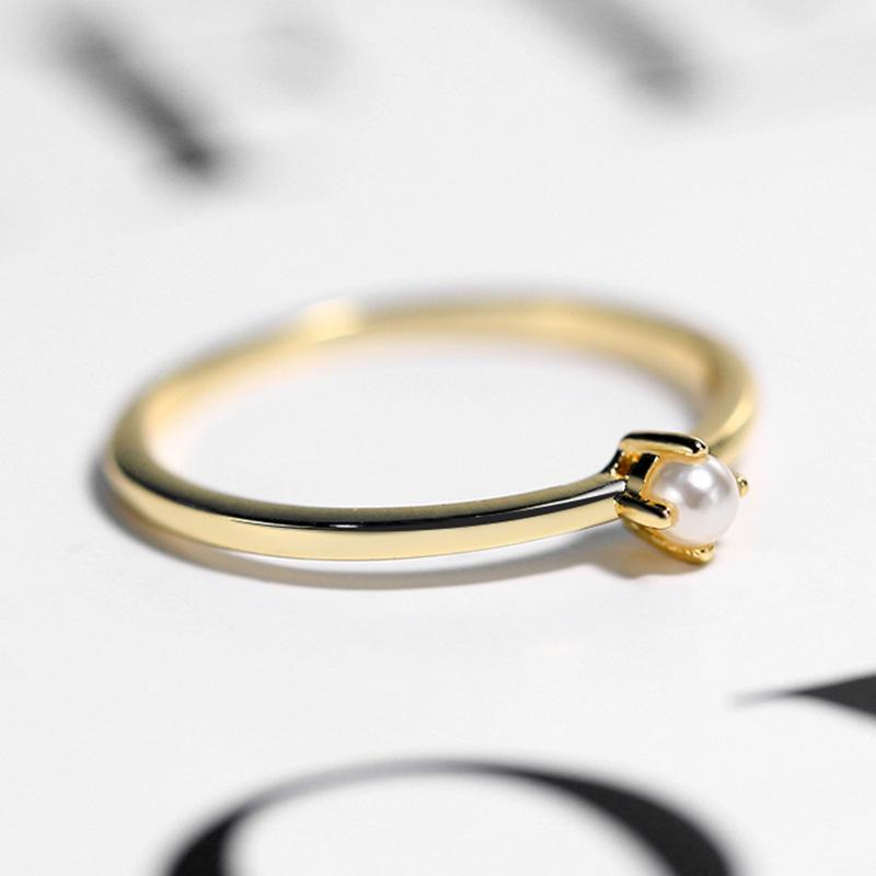 Exquisiter minimalistischer Ring für Damen: 14k Vergoldeter Mini-Planet mit eingelegter Perle