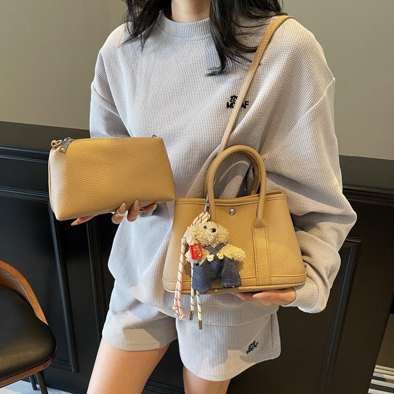 2025 New Niche Simple Leisure Commuter Portable Bucket Bag Versatile Solid Color Child and Mother Bag Messenger Bag Bag