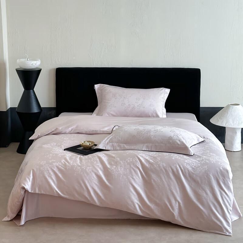 

Bigman Jacquard Bedding Set