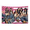 1 Stück KATSEYE Kpop Girls Rosa Flagge Wandteppich Mitglied Porträt Fan Geschenk Studentenwohnheim Schlafzimmer Wanddekoration