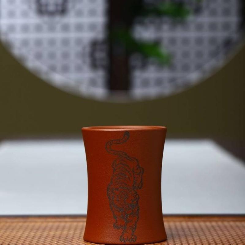 Yixing lila Sandbecher rohes Erz zinnoberroter Schlamm doppelseitiges Schnitzen Tigergebrüllbecher 1 Stück Kapazität 130 ml
