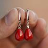Damskie kolczyki wiszące z czerwonymi perłami
