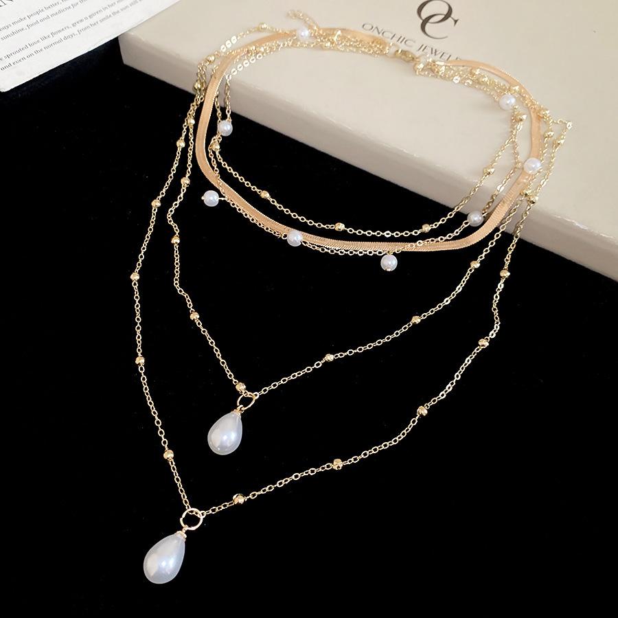 Geometric Round Flower Pearl Clavicle Necklace: Retro European & American Design