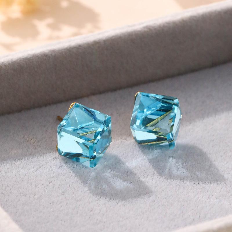 Retro Cubic Crystal Earrings Minimalist Fashion Temperament Niche Exquisite Light Luxury Versatile Earrings 18K