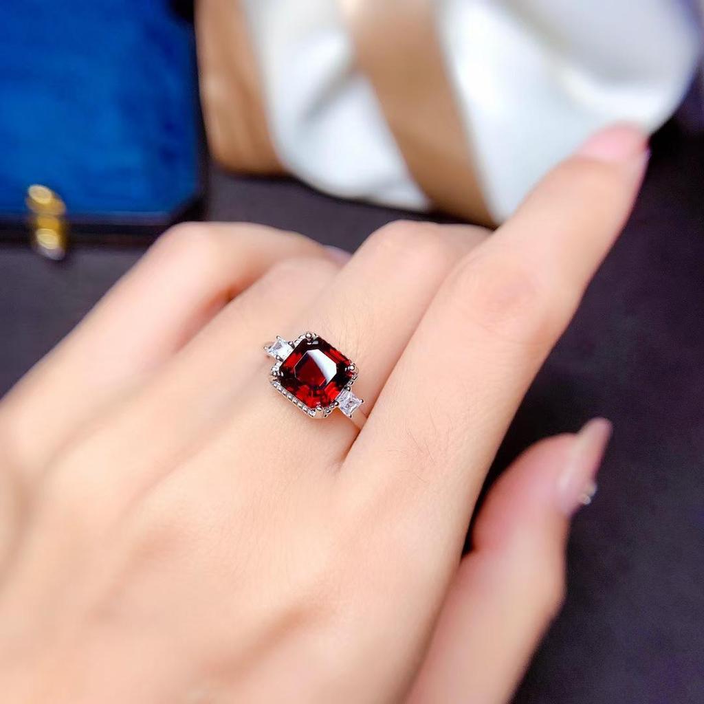 Luxuriöser quadratischer Edelsteinring in Rubin-Optik für Damen