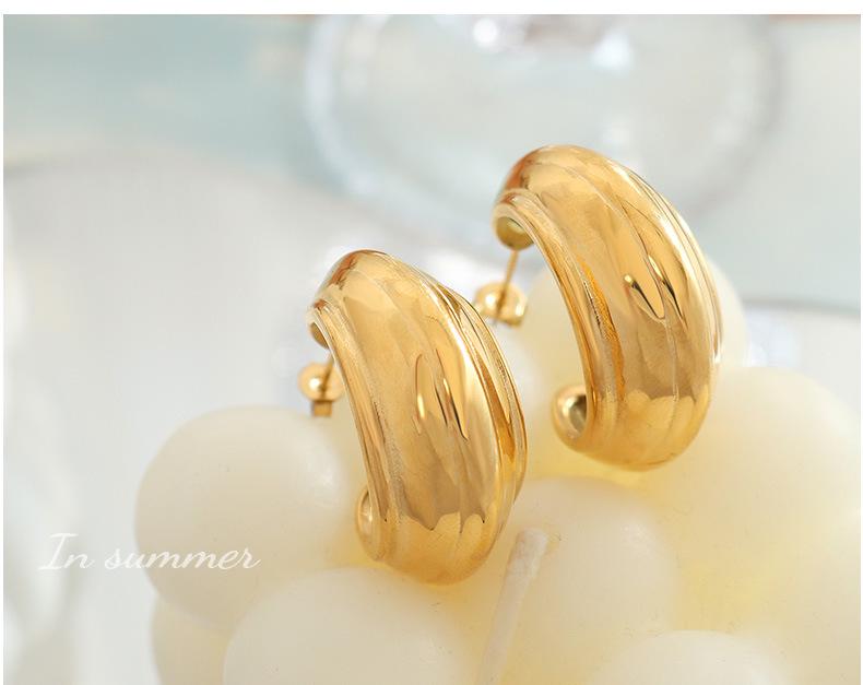 Minimalist C-Shaped Textured Earrings: Titanium Steel Plated 18K Gold - European & American Style for Autumn/Winter (F229)