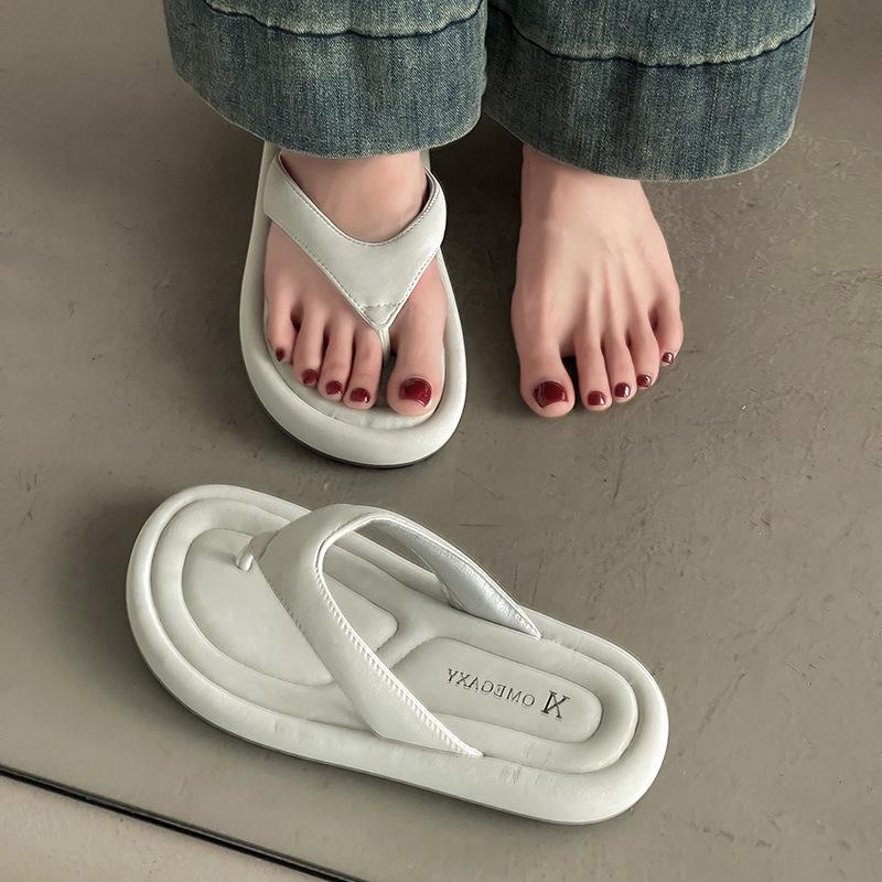 Height-increasing thick-soled flip-flops women's simple and comfortable summer wear new sandals
