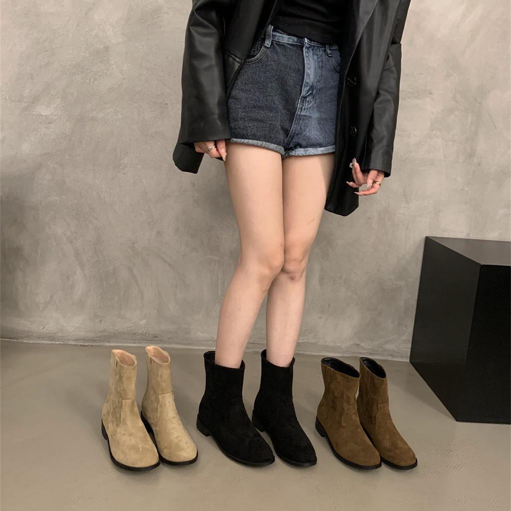 Koreaanse versie van retro suède ronde neus dikke hak kleine korte laarsjes dames 2025 lente, herfst en winter veelzijdige blote laarsjes woestenij wind