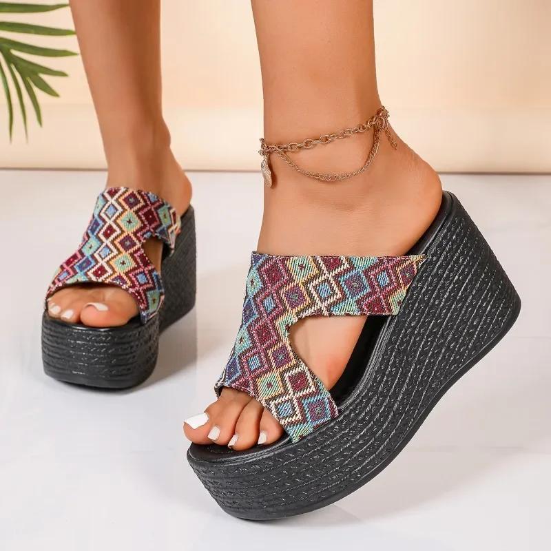 

Модные шлепанцы на платформе-клине для женщин 2025 лето с открытым носком женские шлепанцы уличная мода повседневные смешанные цвета большие размеры женская обувь 43