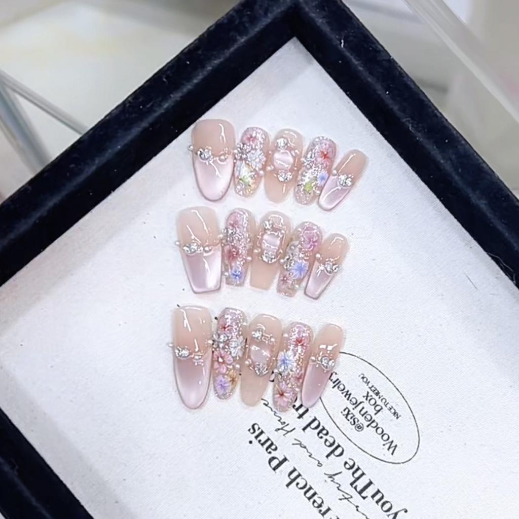 Hand-woven Armor with Spring Colors All Over The Garden, Three-dimensional Colorful Petals, Light-chasing Cat Eyes Temperament Nail Art Patch