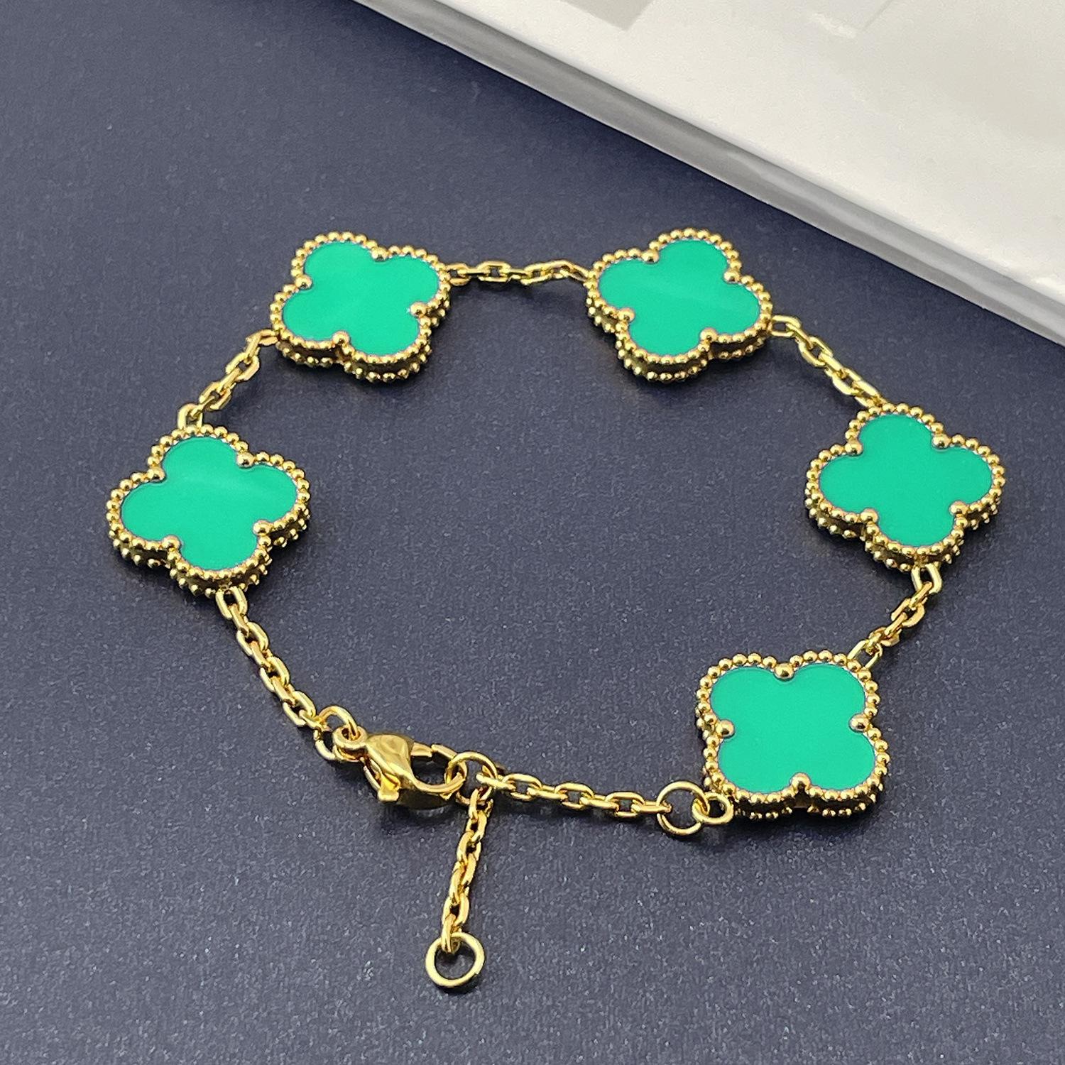 

Высококачественный браслет из титановой стали с четырехлистным клевером 15 мм, удачные цветы, легкая роскошь, тренд, сеть, красный, ощущение премиальности, не теряет цвет, браслет женский