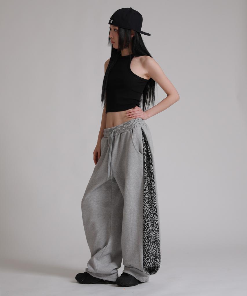LIKE THE MOST Double-Tuck Leopard Side Over Pants_Gray