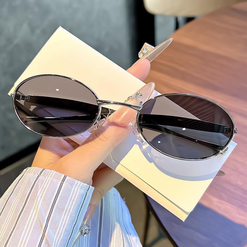 Fashion Vintage Metal Oval Sunglasses Women Small Frame Eyewear Summer Traveling Drive Sun Glasses Female European And American