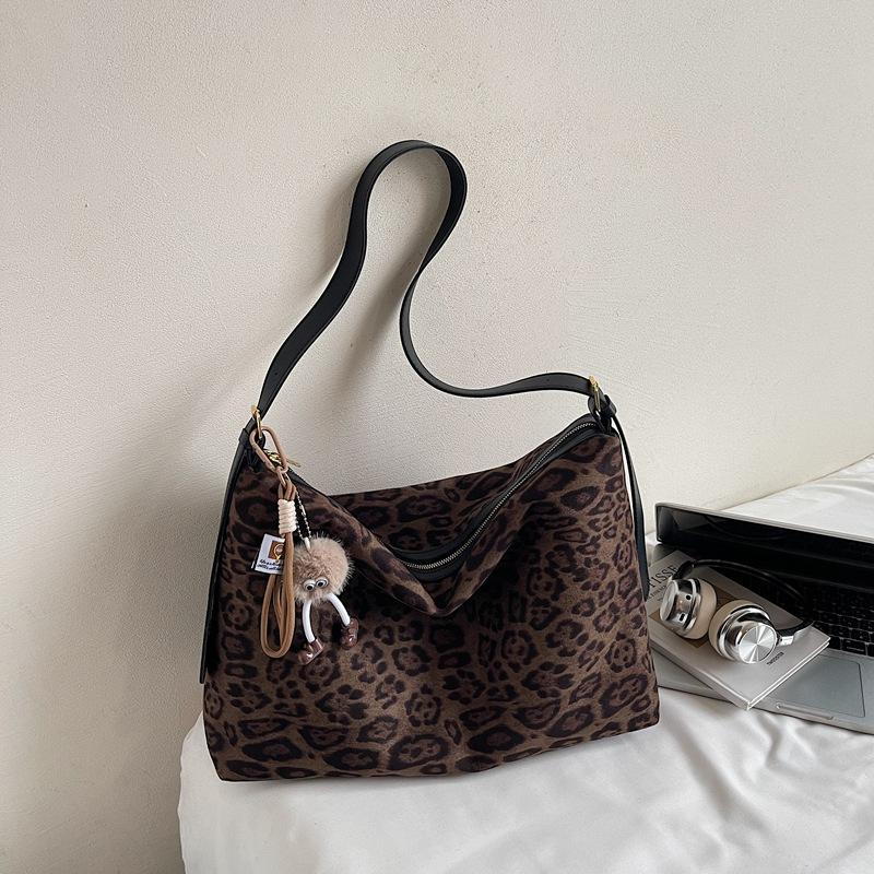 High-value Bag Women's Large-capacity New Autumn Shoulder Bag Casual Commuter Crossbody Tote Bag