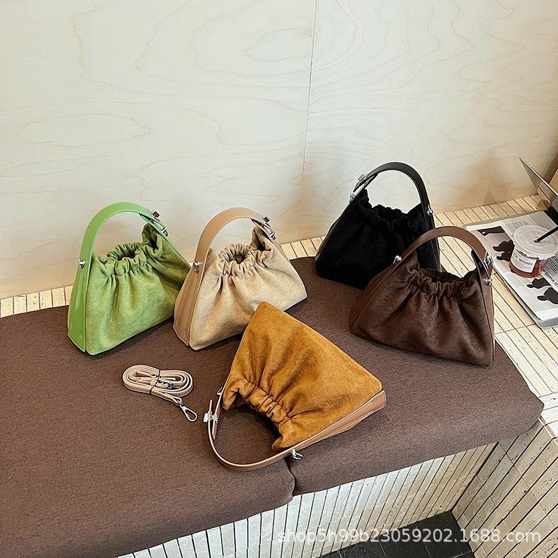 Nytt mode molnväska trendigt temperament axel messenger väska nischdesign plisserad handväska