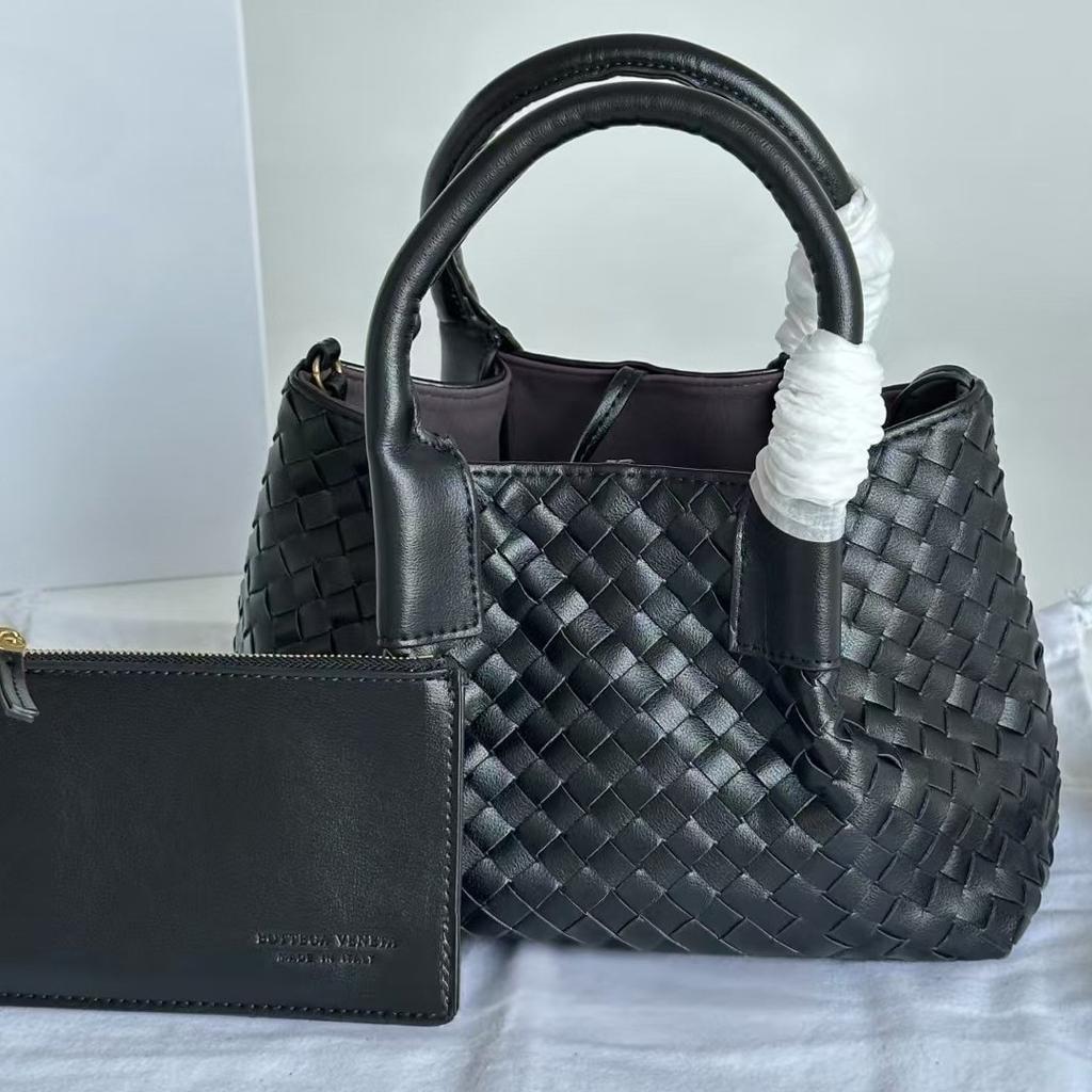 2025 Bolsa de ombro feminina tecida em couro bovino de luxo leve transfronteiriça, bolsa de compras para mães, bolsa carteiro premium para o dia a dia feminina