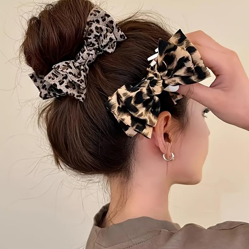A Leopard Print Hair Clip Made of Plastic, Plasticfor Women, Featuring A Non-Feather Design Suitable for Various Hairstyles