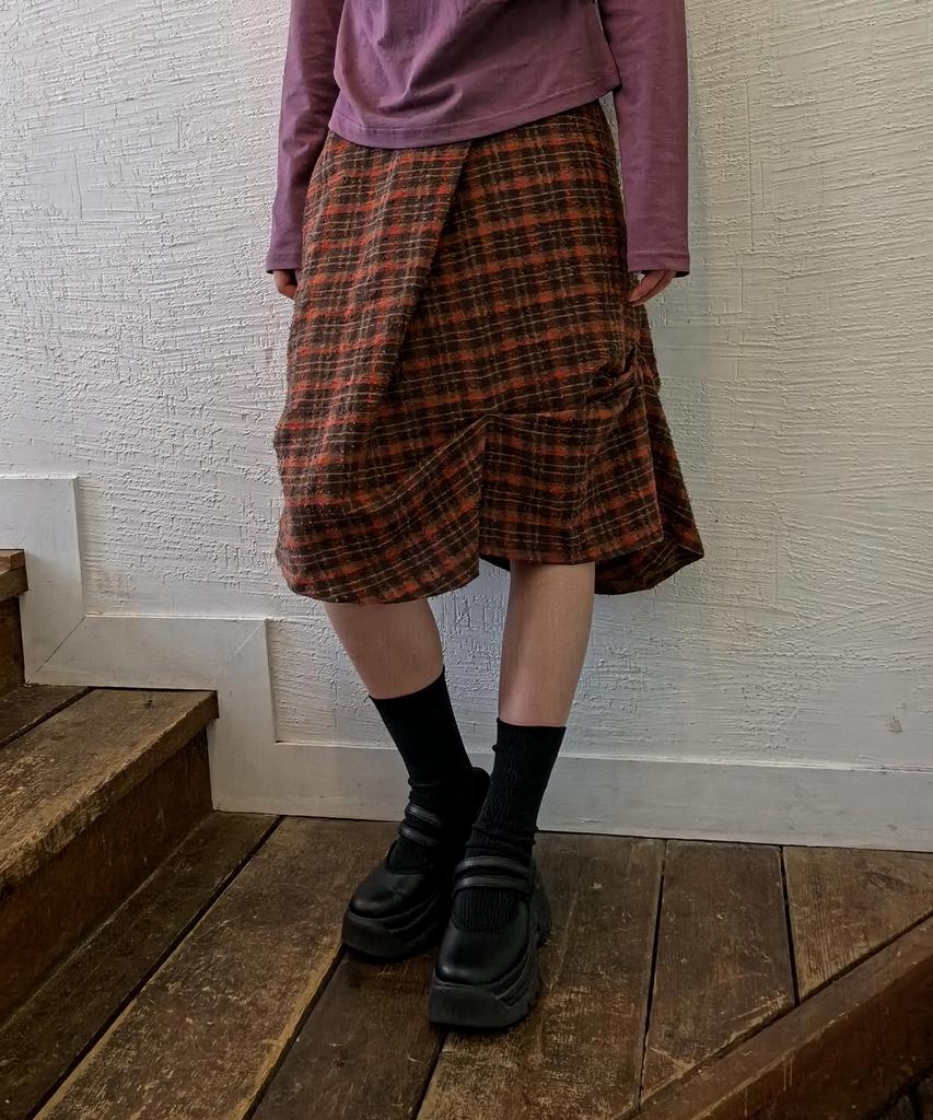 Hateuigseupeulloleo Drape Pinched Check Midi Skirt (Orange Brown)