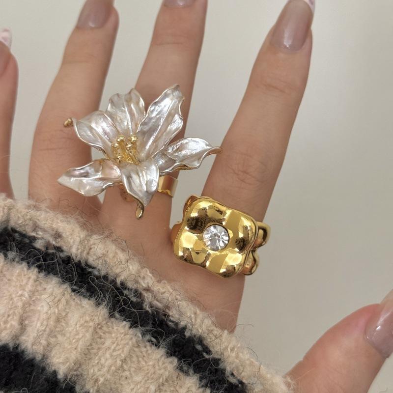 Gold And White Contrast Glaze Tulip Flower Ring Ins High-End Square Women Finger Ring Jewelry Gifts