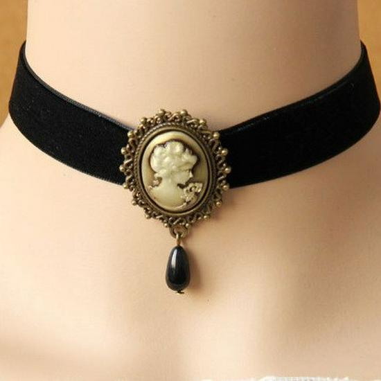 Gothic Velvet Choker Necklace - Retro Punk Clavicle Chain for Women