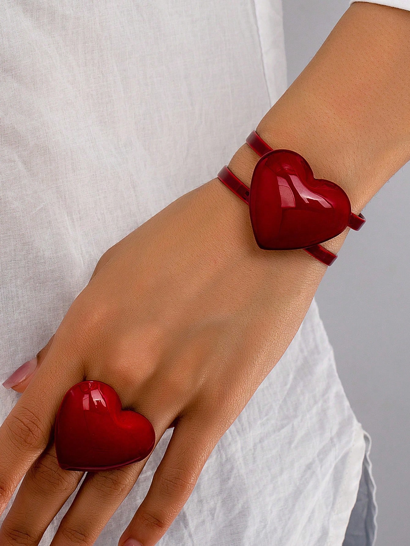 

Модные украшения для женщин красный