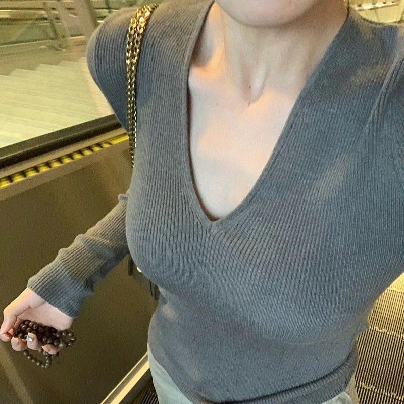 Gentle-style Solid Color V-neck Knitwear for Women Slim Fit and Slimming Inner Long Sleeve Base Layer Sweater for Spring and Autumn
