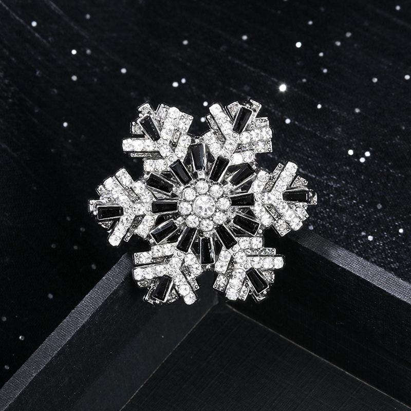 Christmas Snowflake Brooch Pins for Women Unisex Winter Flowers New Year Party Corsage Gifts
