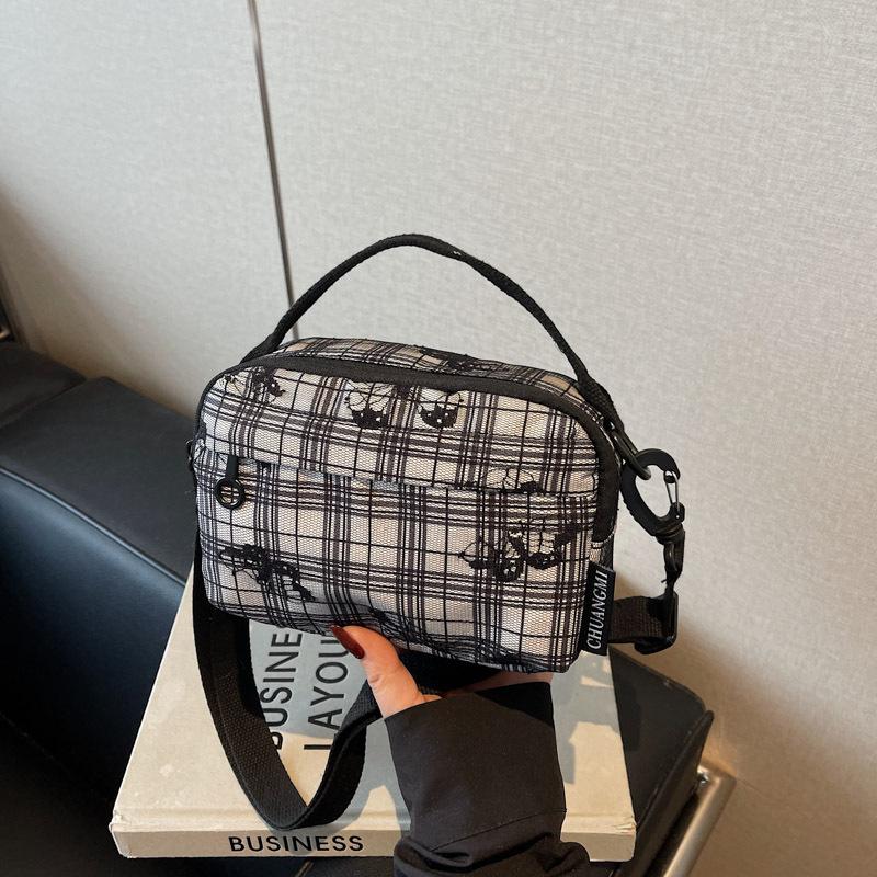 

New niche design floral shoulder bag women s fashion versatile mobile phone bag portable commuter small square bag чёрный