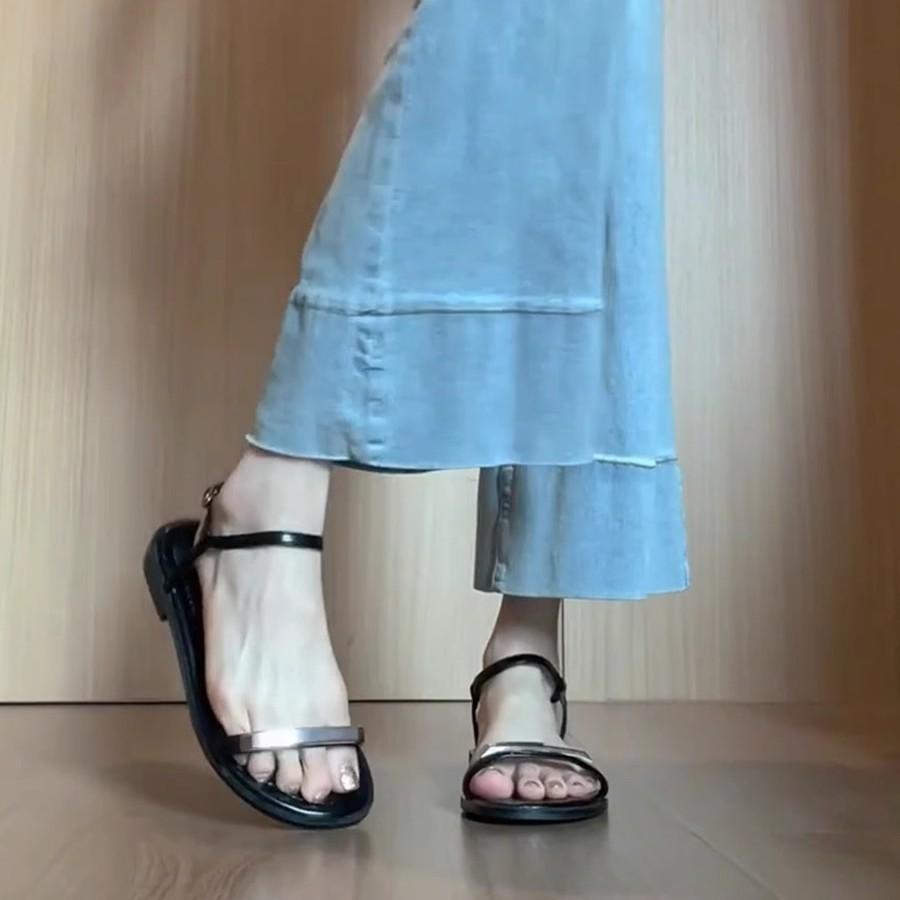Korean version flat bottom with sandals Roman shoes women's shoes French summer vacation style silver cool slippers beach shoes
