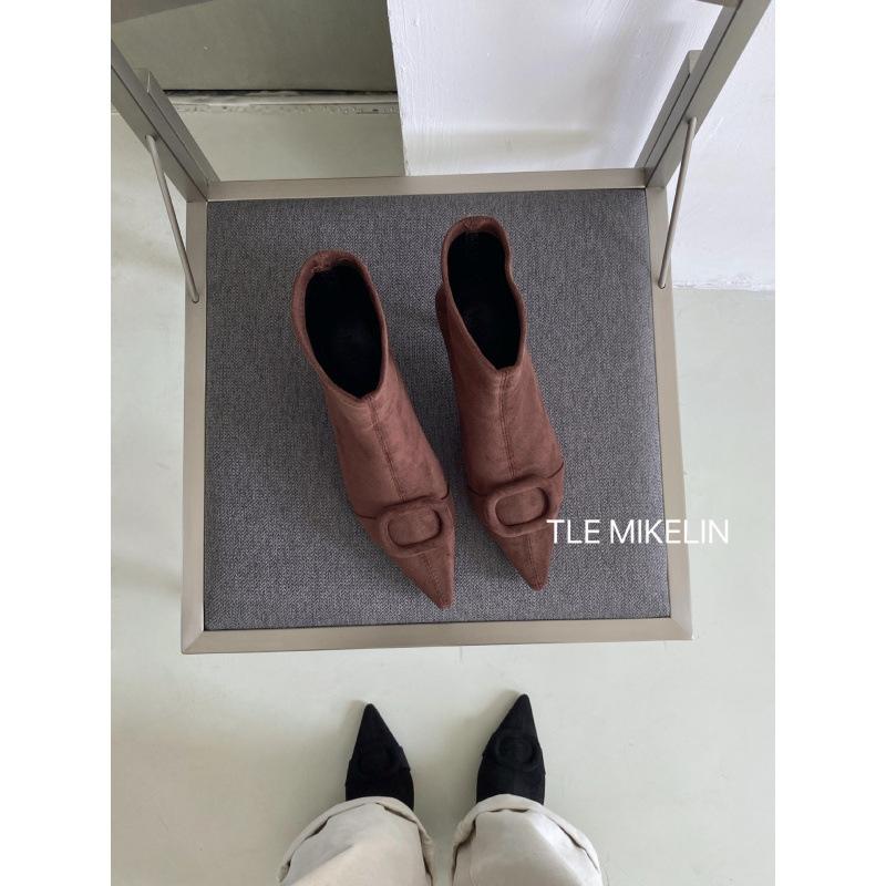 

Женские замшевые короткие ботинки в гонконгском стиле, осенне-зимние, с квадратной пряжкой, на тонком каблуке, с острым носком, ботильоны, модные ботинки 39 темный кофе