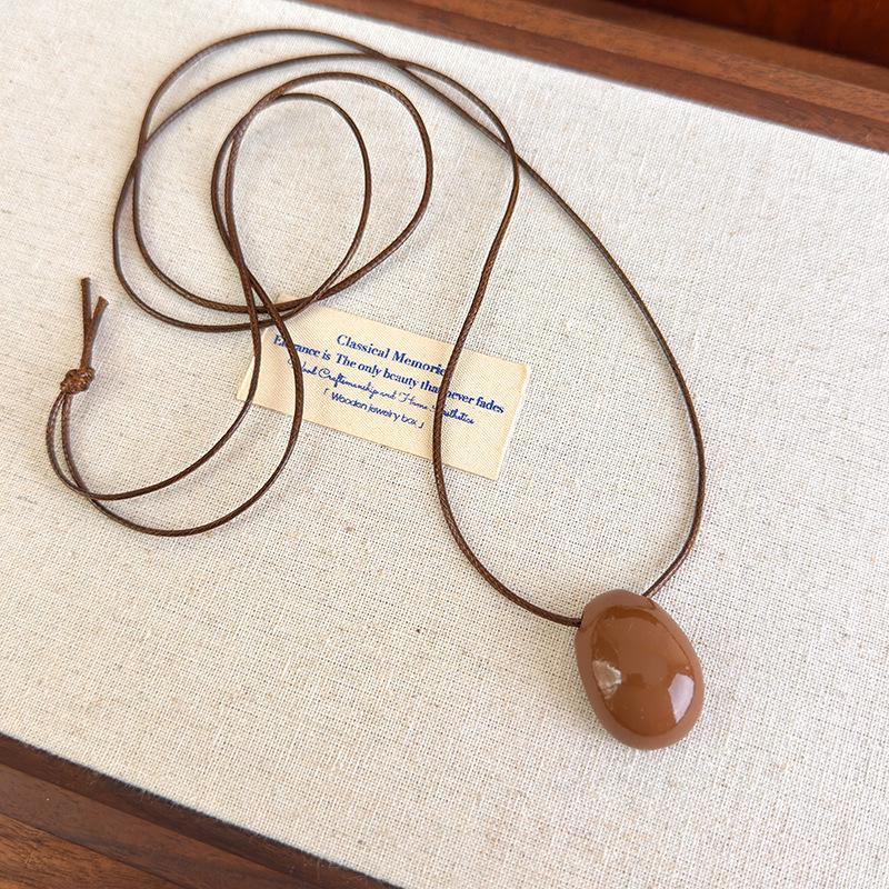 Stylish Women's Long Bean Wax Rope Necklace – Versatile Clavicle Chain Seen on Fashion Bloggers.