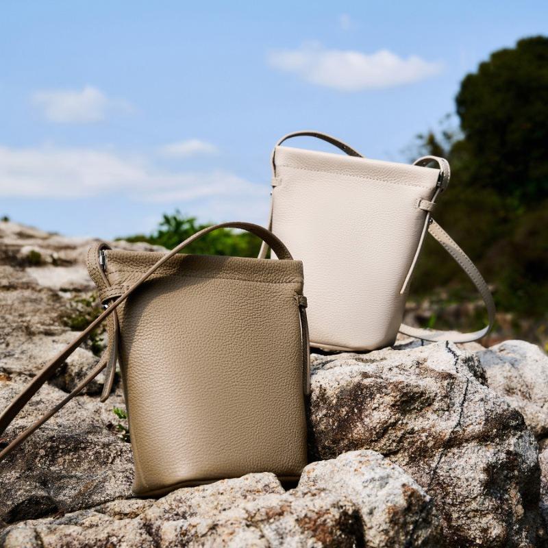 Large screen mobile phone bag female messenger new mini bag, high-end feeling, small and lightweight first-layer cowhide bucket bag
