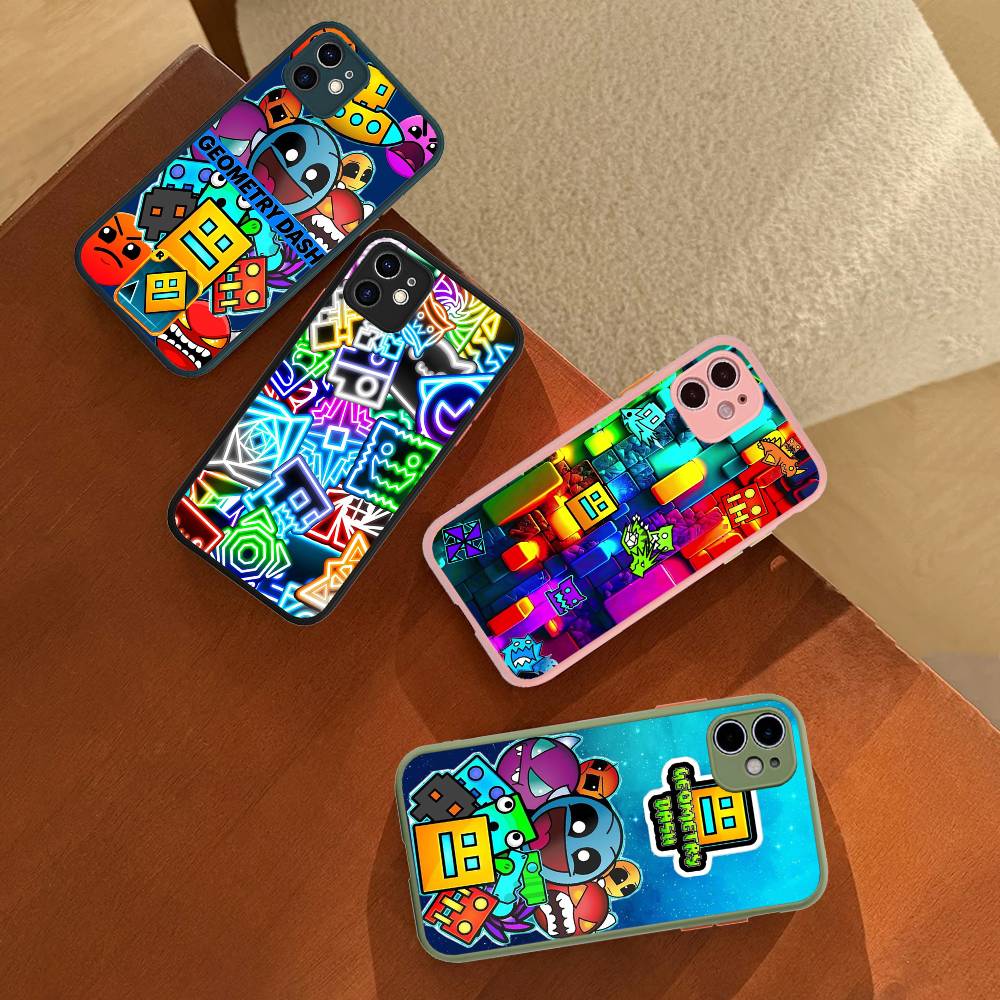 Cover per Telefono Opaca Traslucida Geometry Dash Per iPhone 15 16 Pro Max 11 12 13 14 XS XR X Plus 16E