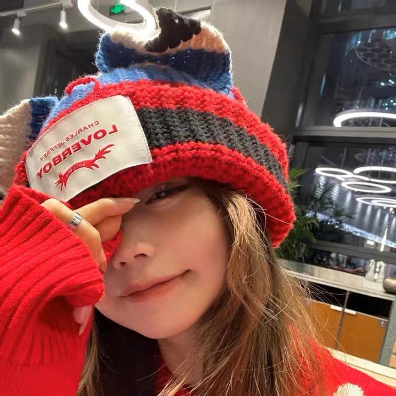 Wintermütze für Damen im koreanischen Stil mit gestrickten Katzenohren, Hip-Hop-Design und warmem Pullover mit Schriftzug, wie von Influencern getragen.