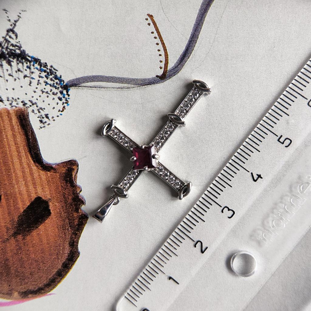 Серебряный крестик с рубином 1.53ct, фианитами (2206651)